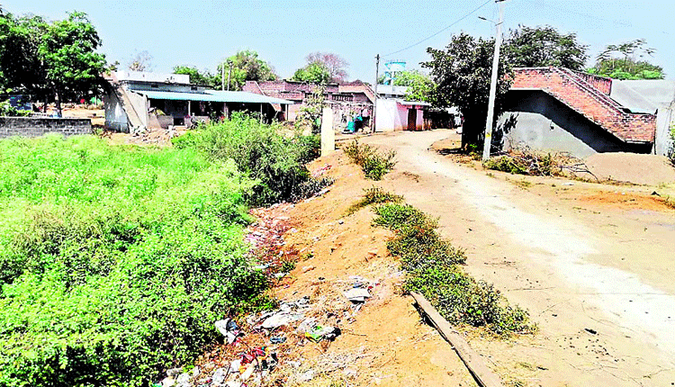 రోడ్లపైనే పెంటకుప్పలు..