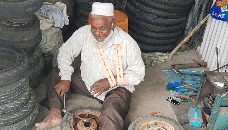 జానీభాయ్‌ పంక్చర్‌ షాప్‌@40 ఇయర్స్‌