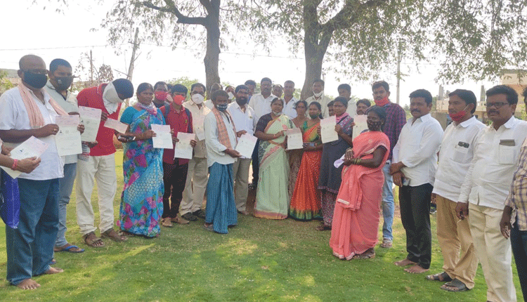 41 మందికి సీఎంఆర్‌ఎఫ్‌ చెక్కుల పంపిణీ