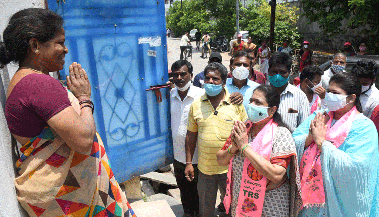 ఆదరించి.. ఆశీర్వదించండి