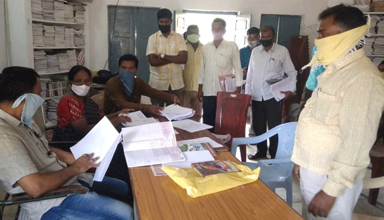 తప్పుడు సమాచారం ఇచ్చే స్కూళ్లపై చర్యలు