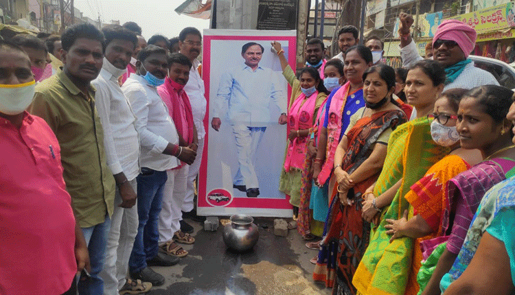 నీకు రాజకీయ భిక్ష పెట్టింది కేసీఆరే