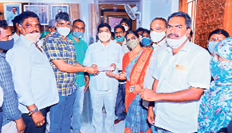 బాధితులకు అండగా టీఆర్‌ఎస్‌ ప్రభుత్వం