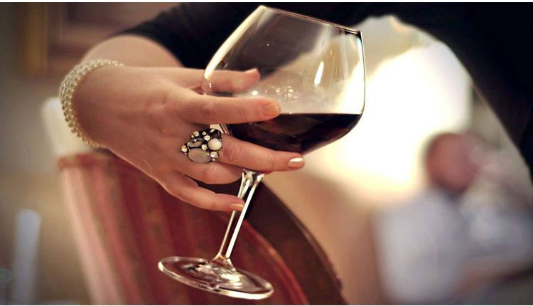 వైన్‌ కోసం మహిళ ఆర్డర్‌ :  ఖాతా నుంచి రూ 1.6 లక్షలు గల్లంతు!