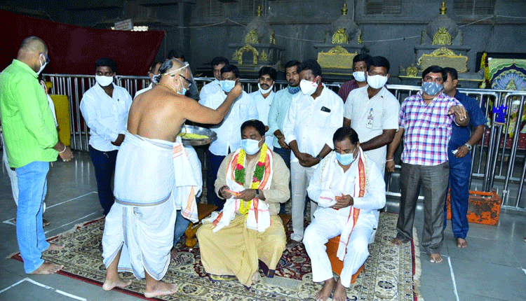 సీఎం కేసీఆర్‌ కోలుకోవాలని మంత్రి ఎర్రబెల్లి పూజలు