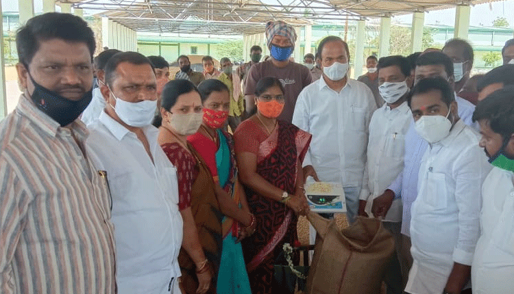 దళారులకు విక్రయించి