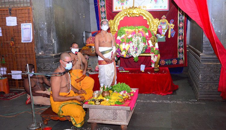 యాదాద్రీశుడికి నిత్యపూజలు