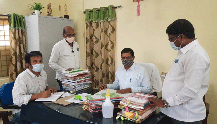 వైకుంఠధామాలు, డంపింగ్‌ యార్డులను పూర్తి చేయాలి