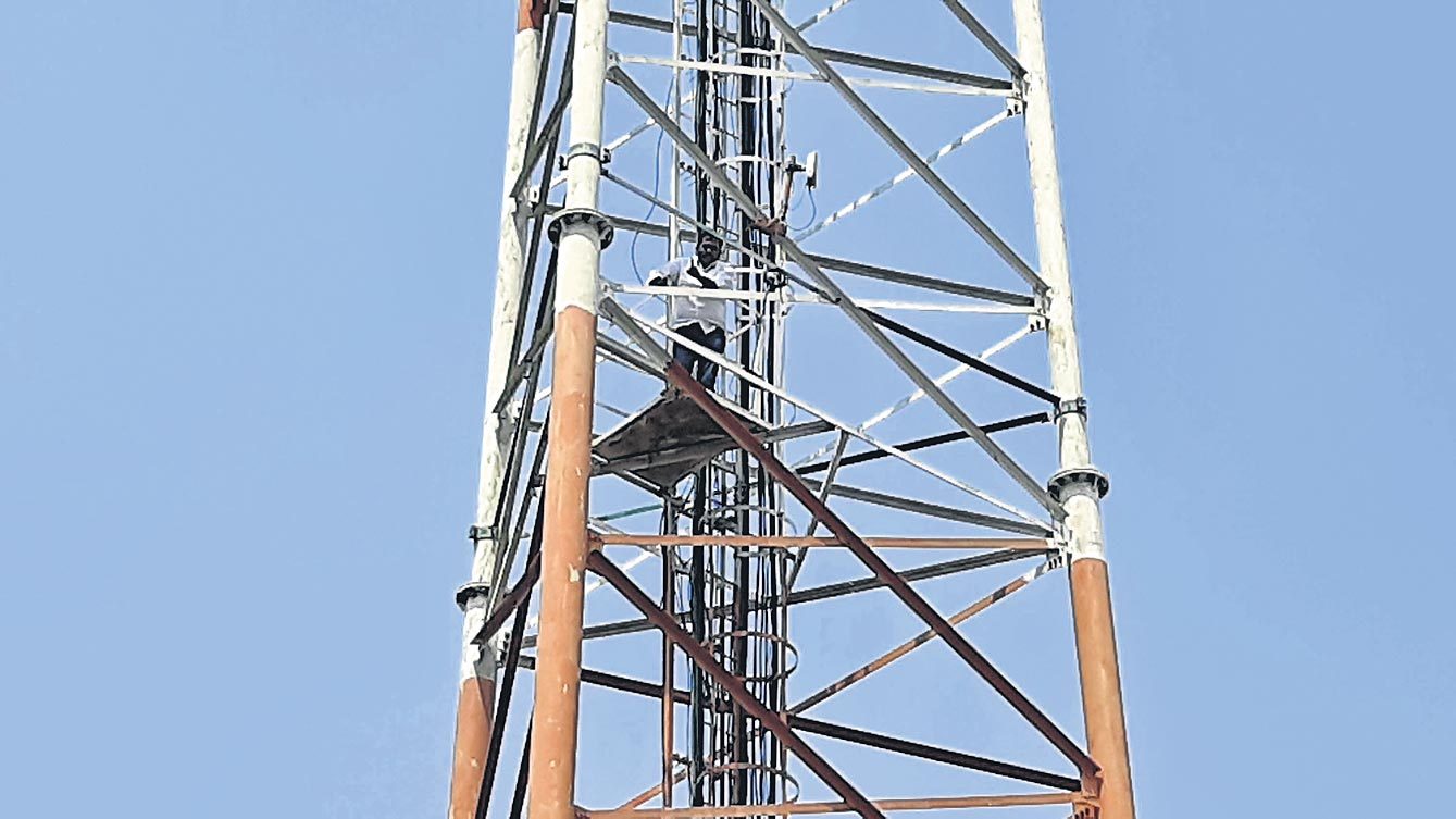 హాస్టల్‌లో చదివిన ఈటలకు వేల కోట్లెక్కడివి?