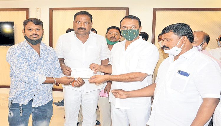 సీఎం రిలీఫ్‌ ఫండ్‌తో నిరుపేదలకు లబ్ధి