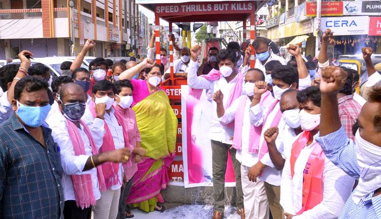 పాలు పోసి.. పటాకులు పేల్చి..