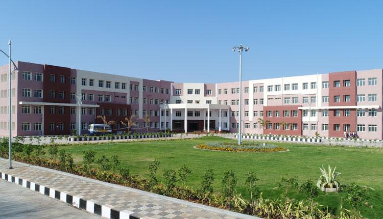 చెంత‌నే అధునాత‌న వైద్యం