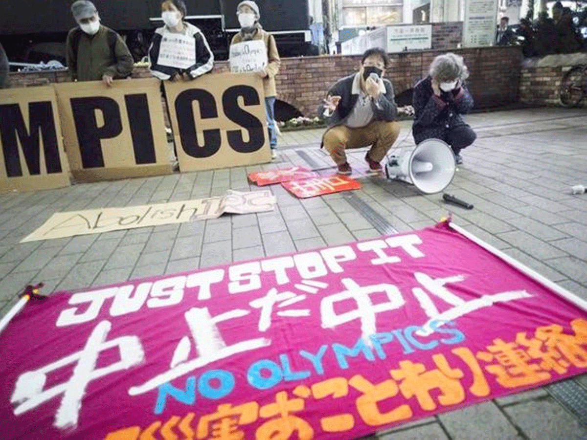 టోక్యో ఒలింపిక్స్‌పై కరోనా పంజా: ర‌ద్దు చేయాలంటూ ప్రధానికి విజ్ఞ‌ప్తి