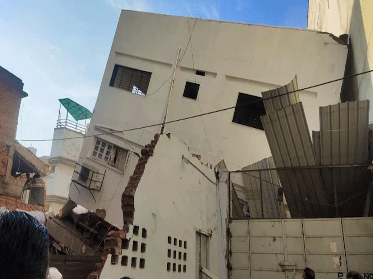 అహ్మదాబాద్‌లో కుప్ప‌కూలిన ఐదంతస్థుల భవనం.. వీడియో