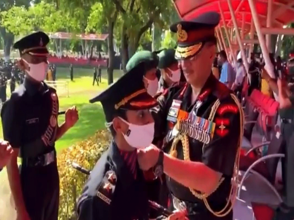 లెఫ్టినెంట్‌గా బాధ్యతలు చేపట్టిన పుల్వామా వీరుడి సతీమణి