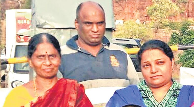 మహావిషాదంలో మానవత్వపు వెలుగు