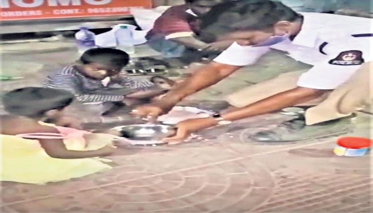 ఆకలి తీర్చిన పోలీసుకు.. ప్రశంసల వర్షం