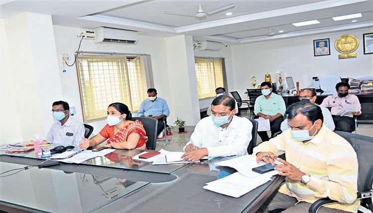 వ్యాక్సిన్‌ కొరత లేదు