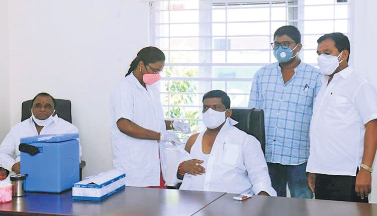 రెండో డోస్‌ వ్యాక్సిన్‌ తీసుకున్న ఎమ్మెల్యే