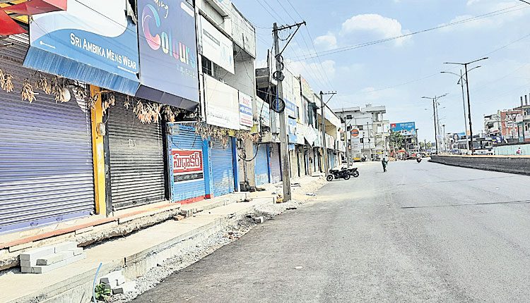 కొనసాగుతున్న స్వచ్ఛంద లాక్‌డౌన్‌