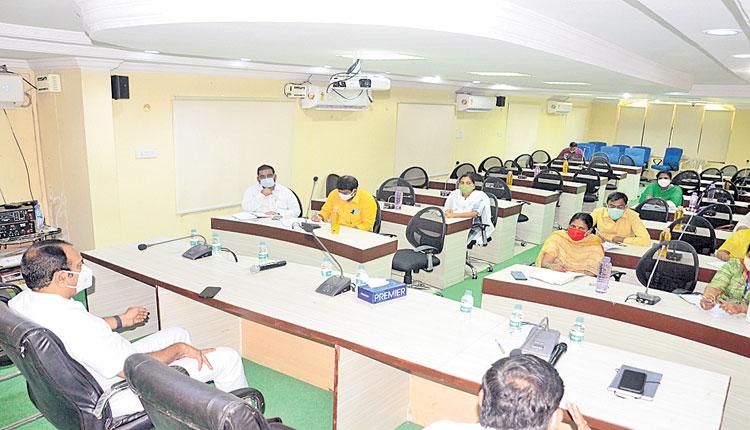 యుద్ధ ప్రాతిపదికనఅభివృద్ధి పనులు చేపట్టాలి