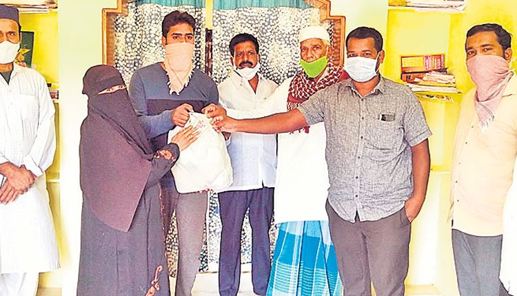 రంజాన్‌ కానుకలు అందజేత