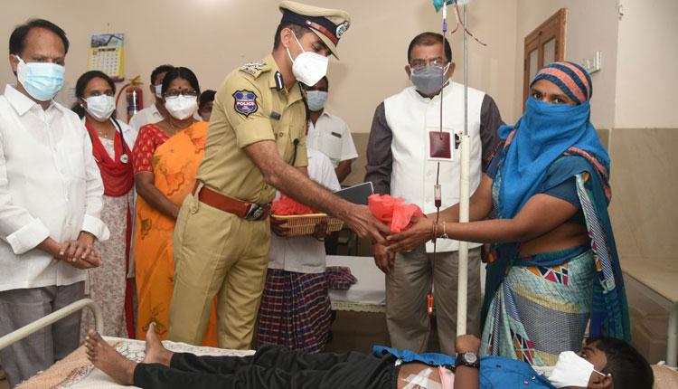 రెడ్‌క్రాస్‌ సేవలు అభినందనీయం