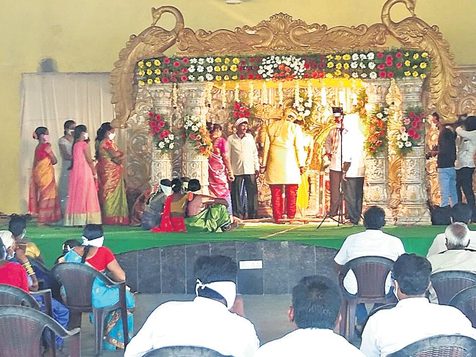 వేదికపై పెండ్లి.. కారులో మంత్రాలు