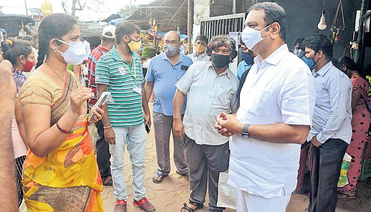 ప్రతి ఒక్కరూ భౌతికదూరం పాటించాలి