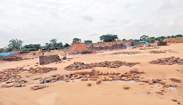 కూలీ డబ్బులు అడిగితే..ఒడిశా కార్మికులపై దాడి