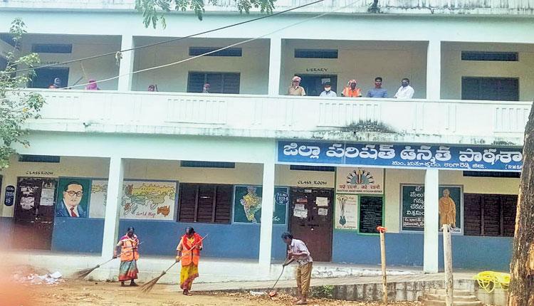 ఐసొలేషన్‌ కేంద్రంగా మంఖాల్‌ జడ్పీ హైస్కూల్‌