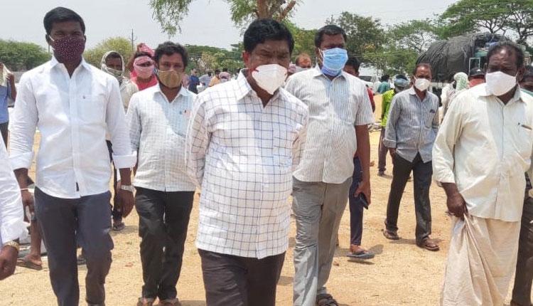 కొనుగోలు కేంద్రంలోనే ధాన్యం విక్రయించాలి