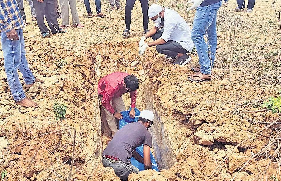 మానవత్వం చాటిన ముస్లిం యువకులు