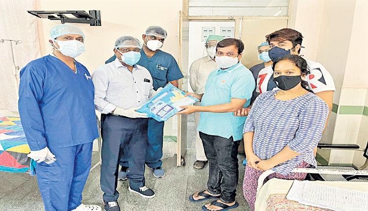 కుటుంబాన్ని కాపాడినందుకు.. కృతజ్ఞతగా..