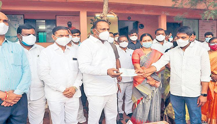 కోవిడ్‌ విషయంలో జాగ్రత్తగా ఉండండి