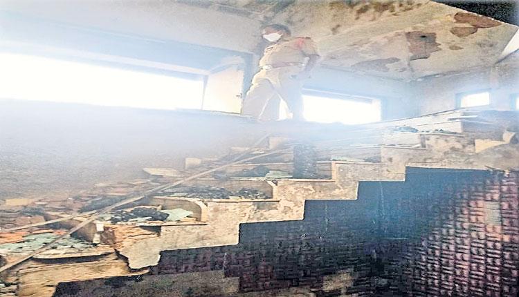 అర్ధరాత్రి మంటలు.. ఉక్కిరిబిక్కిరి