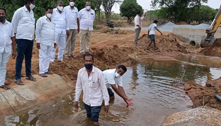 ఎర్రటెండలో గోదారమ్మ పరుగులు!