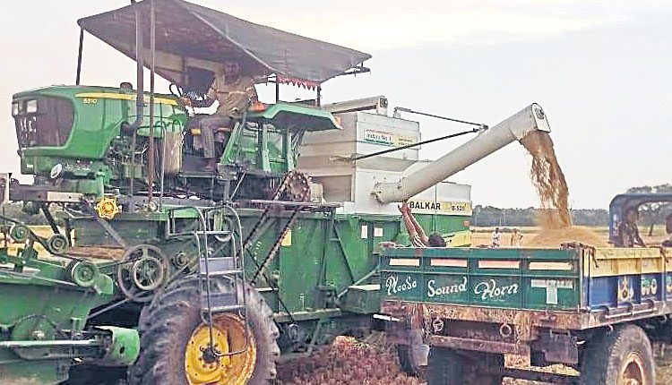 వరికోత యంత్రాలతో రైతులకు ఊరట