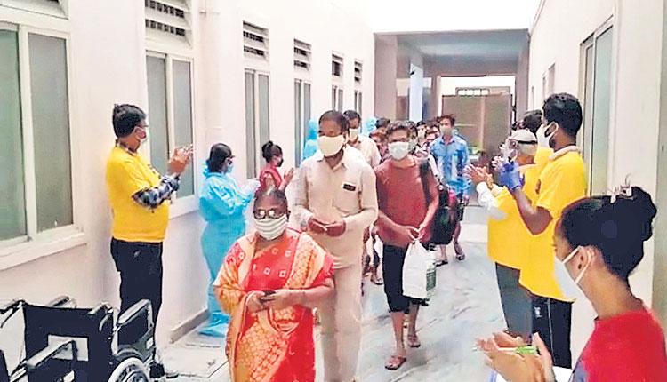 చప్పట్లు కొట్టి.. వీడ్కోలు పలికి..