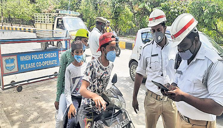 తిరిగేందుకు సాకులు