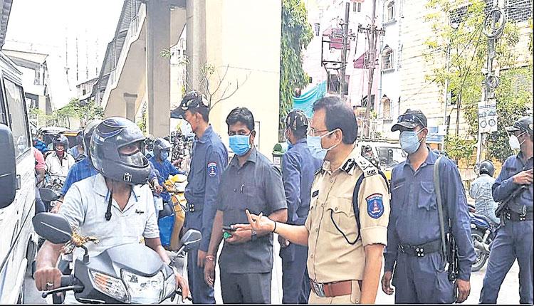 ప్రమాదమని తెలిసినా.. పనిలేక తిరుగుతున్నరు..