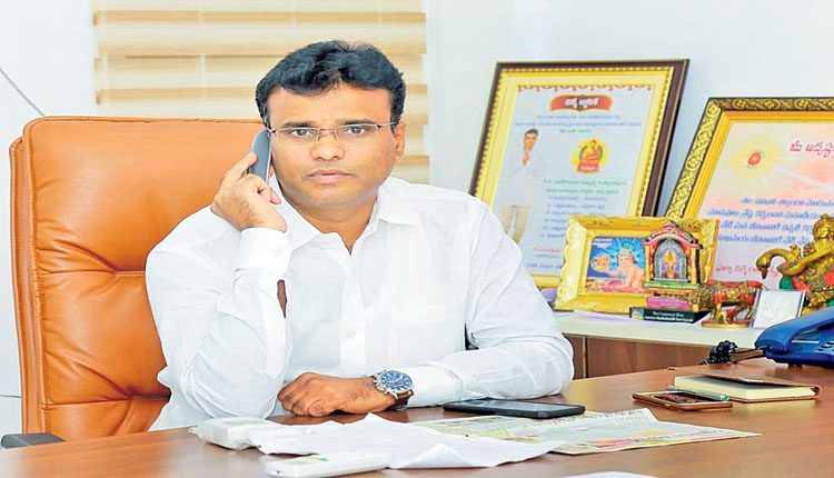 ప్రజల సమస్యలను అడిగి తెలుసుకుంటూ..