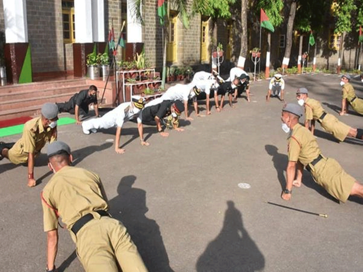 నా రూటే సెప‌రేటు అన్నాడు.. పుష్ అప్స్ తీయించాడు..