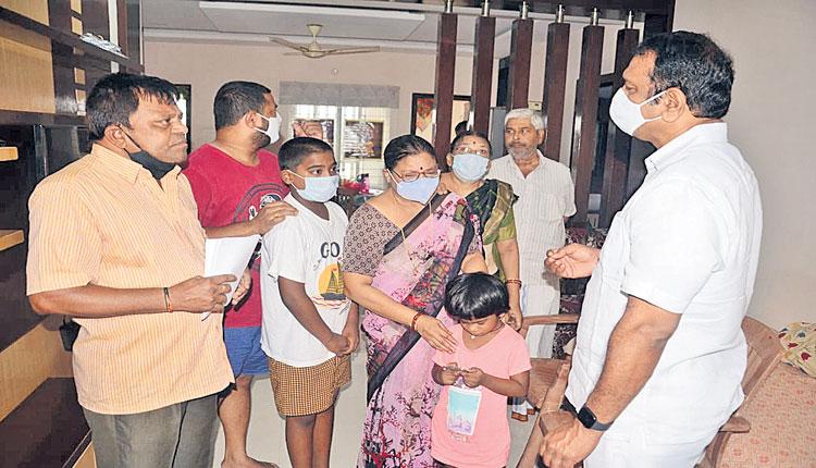 ఆ చిన్నారులకు అండగా ఎమ్మెల్యే