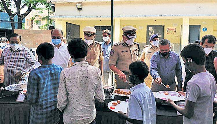 అనాథలు, వృద్ధులను ఆదుకోవాలి