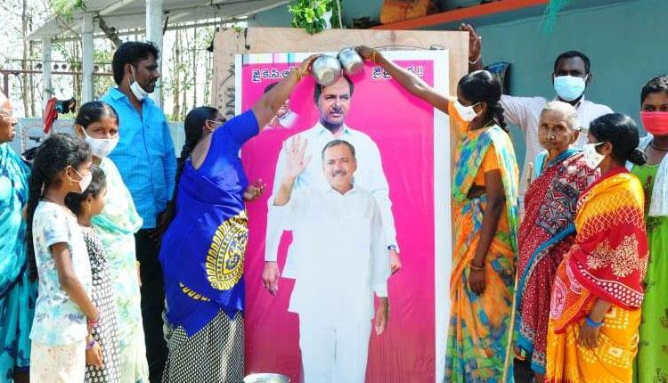 సీఎం కేసీఆర్‌ చిత్రపటానికి పాలాభిషేకం