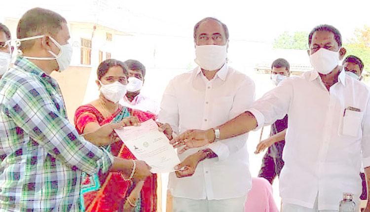 కష్టకాలంలోనూ ఆగని పథకాలు