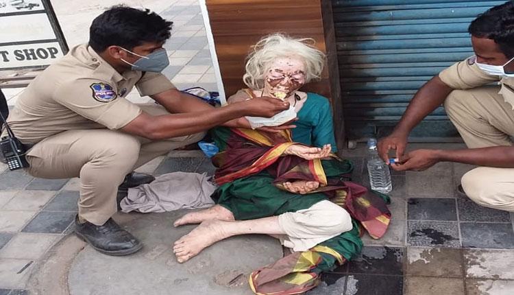 భోజనం పెట్టి.. నీళ్లు తాగించి..