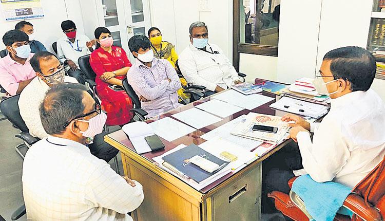 అభివృద్ధి పనుల్లో వేగం పెంచండి