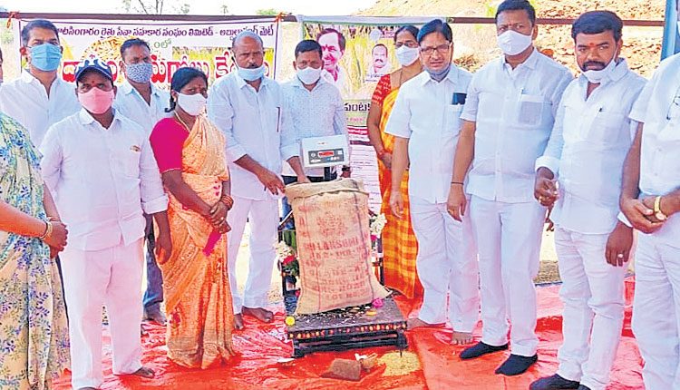 దళారులను నమ్మి మోసపోవద్దు